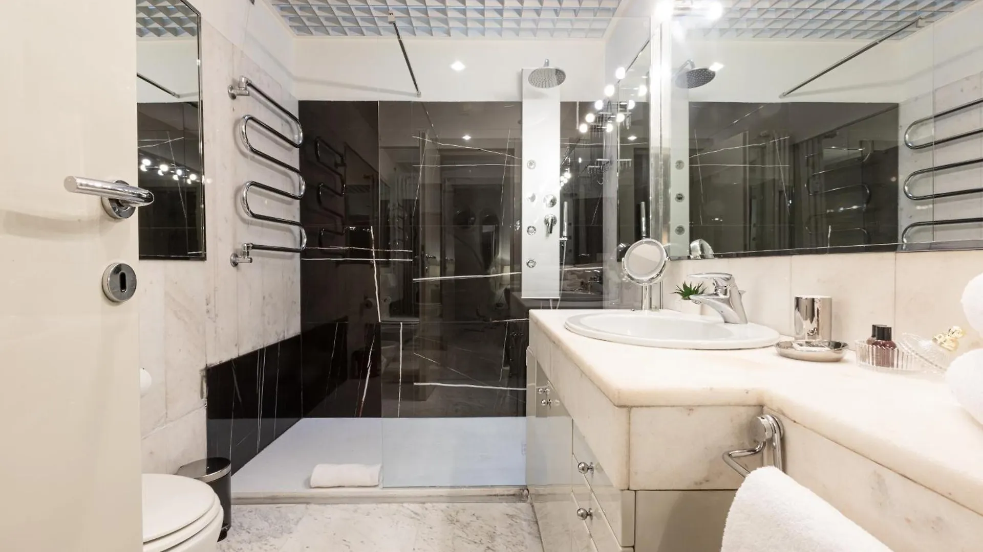 Monte Napoleone Split-Level Terrace Apartment - Top Collection Mailand