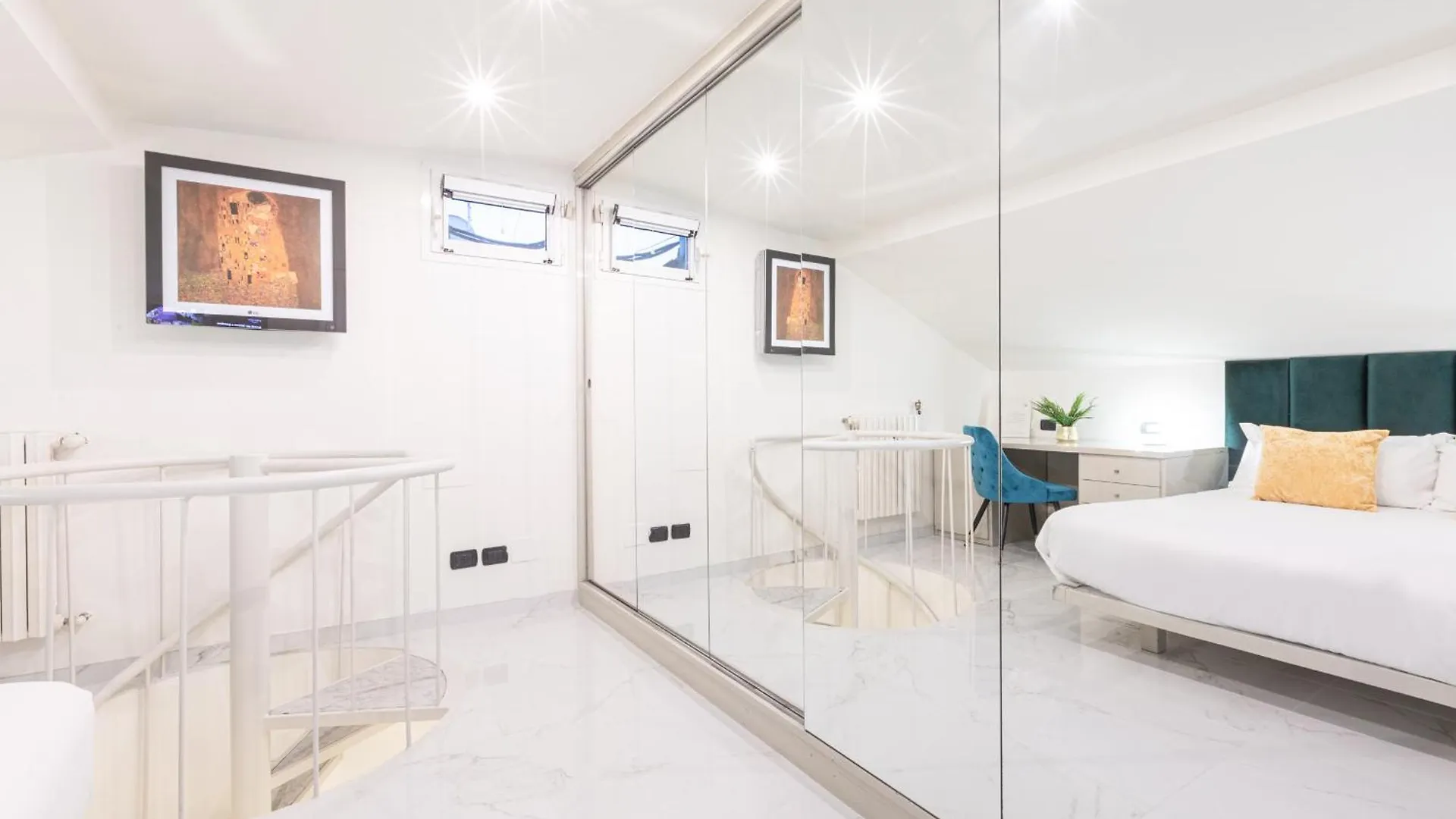 Monte Napoleone Split-Level Terrace Apartment - Top Collection Milan