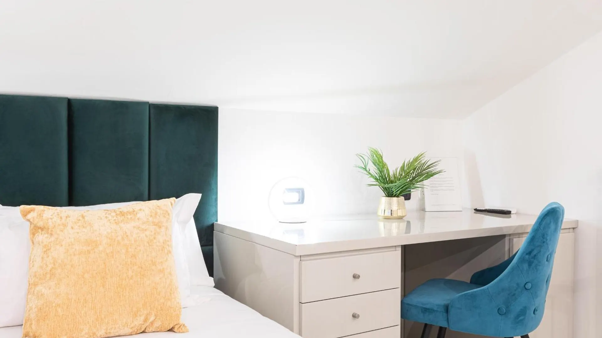 Monte Napoleone Split-Level Terrace Apartment - Top Collection Milan