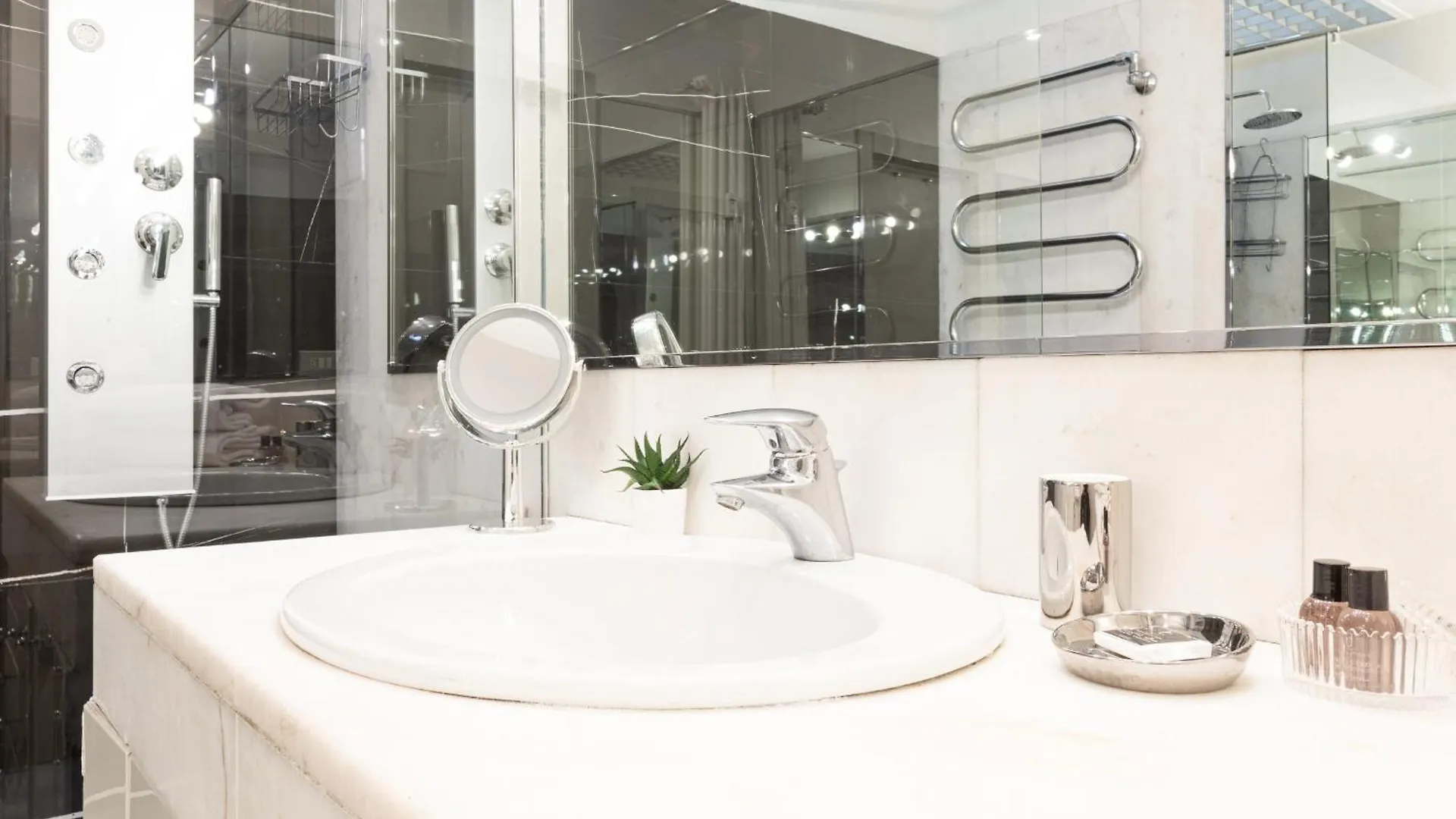 Monte Napoleone Split-Level Terrace Apartment - Top Collection Milan 0*,