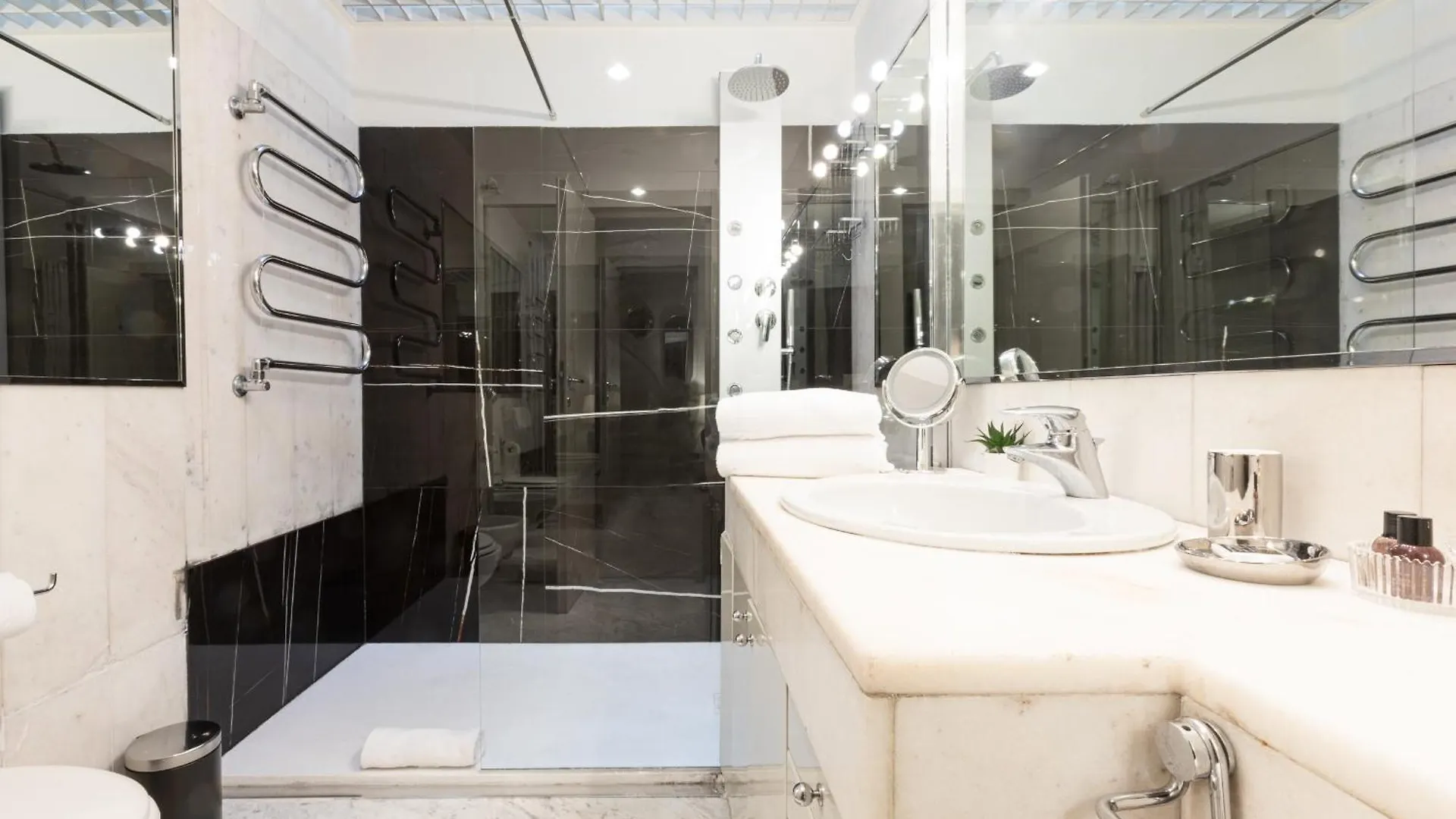 Monte Napoleone Split-Level Terrace Apartment - Top Collection Milan