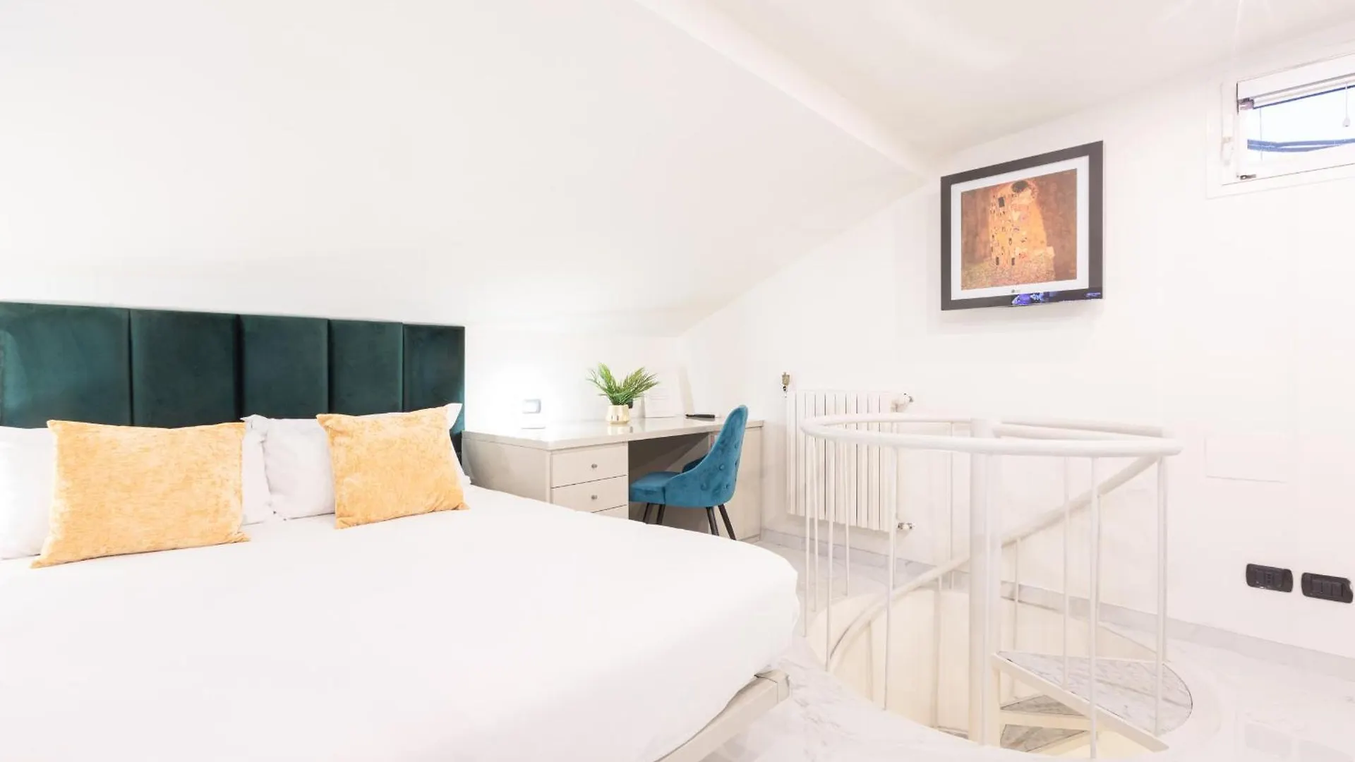 Monte Napoleone Split-Level Terrace Apartment - Top Collection ミラノ イタリア